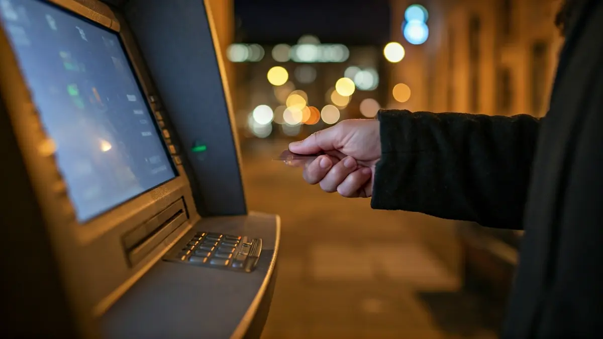 Imagen genérica de un cajero automático en un entorno urbano nocturno.