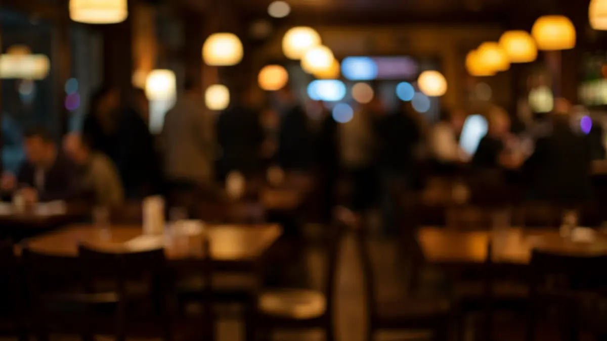 Imagen genérica de un interior de bar con luces tenues y mobiliario disperso.
